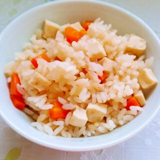 高野豆腐と人参の優しい炊き込みご飯